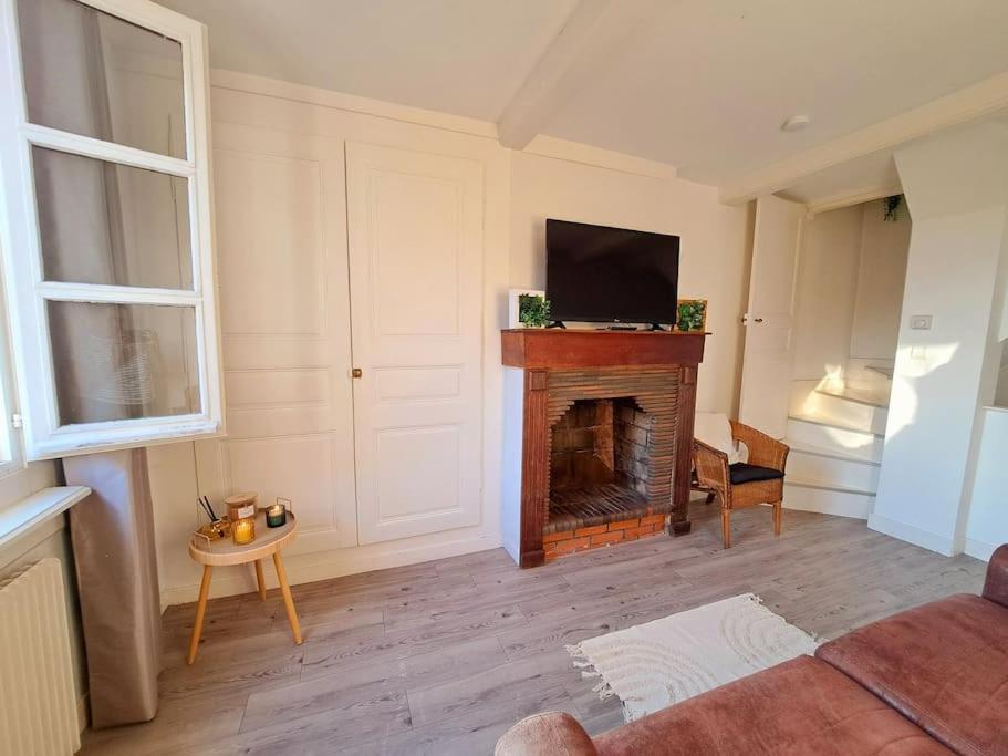 Charmant Duplex A Thiers, Vue Sur La Chaine Des Puys Exterior photo